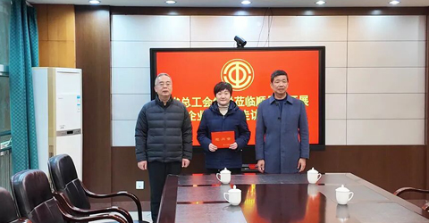 兩名女工患病，省上縣里都來慰問一一虹潤三重保障體系筑就員工幸福家